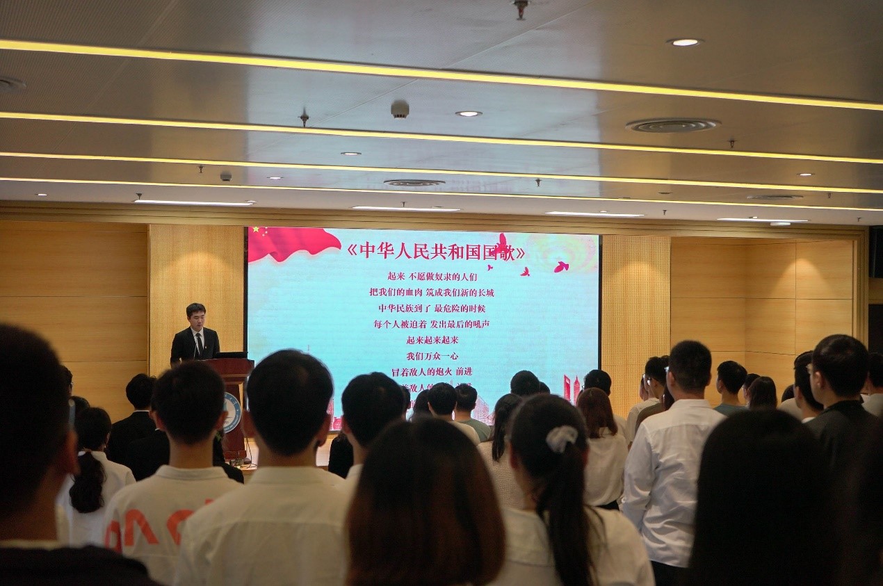 全体参会人员合唱国歌.jpg